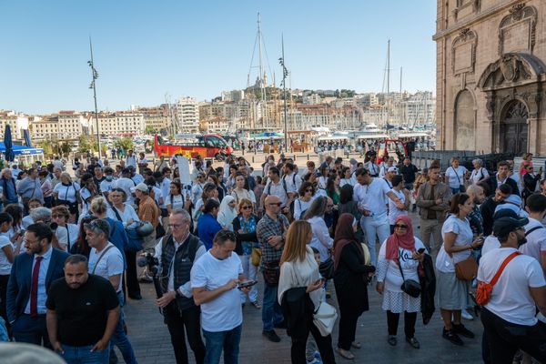 Une marche blanche à Marseille en hommage aux morts des règlements de compte organisée par le "collectif des parents et habitant-e-s de la Joliette" le 3 mai 2023.