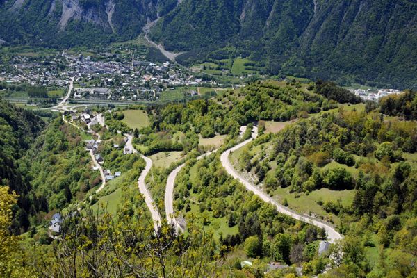 La route menant à l'Alpes d'Huez.