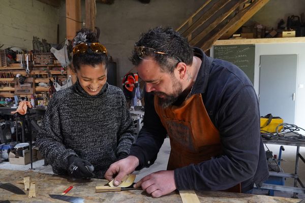 Idée de cadeau originale pour les fêtes : une expérience d'une journée en immersion chez un artisan. Ici, dans la forge de Rémi Pizzolato. Un forgeron et coutelier isérois qui offre la possibilité à chacun de ses visiteurs de repartir avec en poche son couteau "brut de forge", et surtout "fait maison"