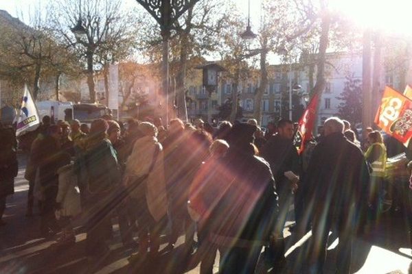 A Foix, une centaine de personnes a pris le départ de la manifestation ce jeudi matin.