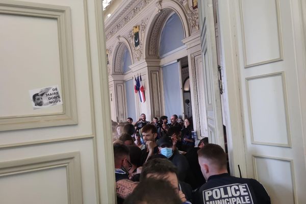 Des dizaines de manifestants ont pénétré dans l’enceinte de la mairie de Saint-Etienne munis de casseroles alors même qu’un conseil municipal était en cours.