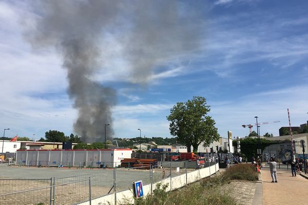 Un incendie visible depuis tout Bordeaux s'est déclaré ce samedi 24 avril à proximité du Quai de Brazza. 