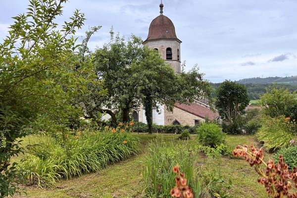 Vue arrière de l'église de Gigny depuis le jardin.