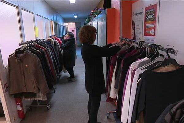 Au paradis des fringues à Beauvais,il y a des vêtements partout même dans les couloirs.