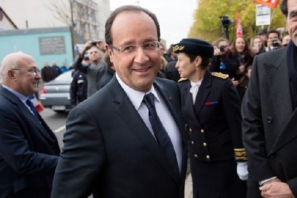 François Hollande et Michel Sapin (en arrière plan à gauche) en visite au Pôle Emploi de Chelles, près de Paris, en novembre 2012.