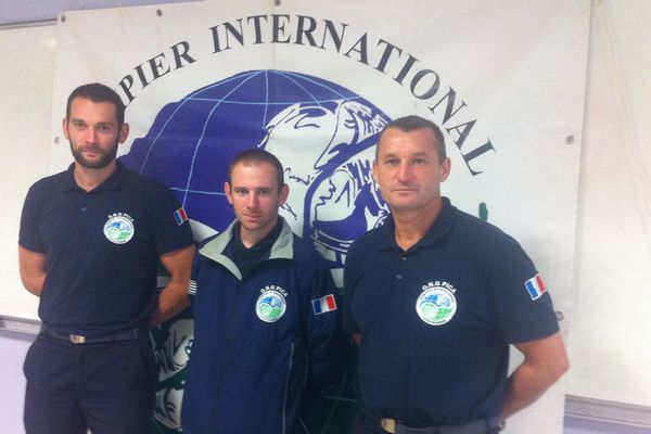 Les trois volontaires David, Stéphane et Jean-Pascal de retour à la caserne à Guingamp après une mission en Haïti. 