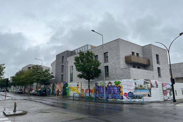 Avenue de la paix, dans les quartiers nord d'Amiens, les grandes barres d'immeubles ont laissé la place à des îlots d'habitation moins denses.