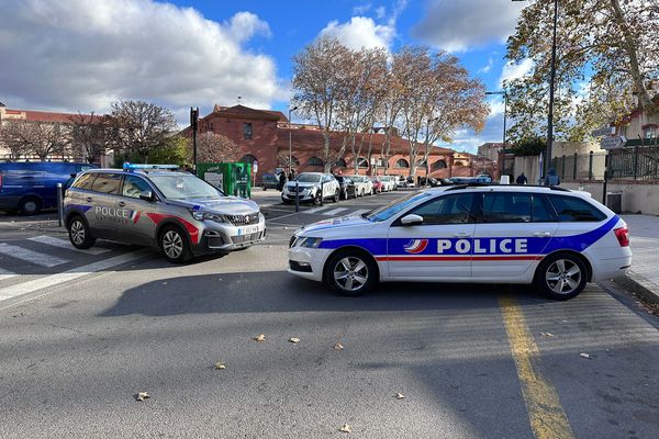 Des voitures de police barrent l'accès au collège Jean Moulin de Perpignan, victime d'une alerte à la bombe ce jeudi 14 décembre.