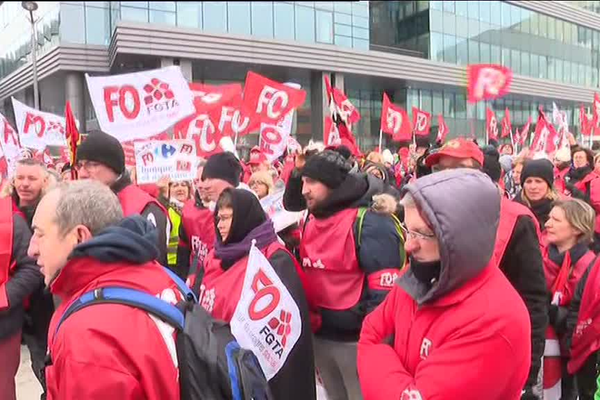 Manifestation des salariés de Carrefour au siège à Massy (Essonne) le 1er mars 2018