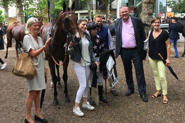 Tornibush, l’un des chevaux d’Antoine Griezmann, champion du monde de football, a remporté une course ce vendredi 20 juillet sur l’hippodrome de Vichy-Bellerive. Sur la photo, le cheval "champion du jour" aux côtés de ses autres copropriétaires. 