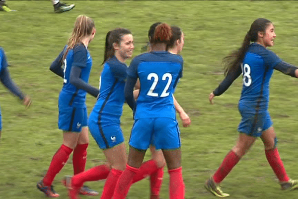 Les Bleues pendant le match préparatoire contre les USA à Saint-Malo, avant la Coupe du Monde U20