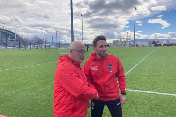 Pascal Gastien, l'actuel coach du Clermont Foot (à gauche) sert la main à Sébastien Bichard (à droite) qui devient entraineur adjoint, le 5 mars 2024.