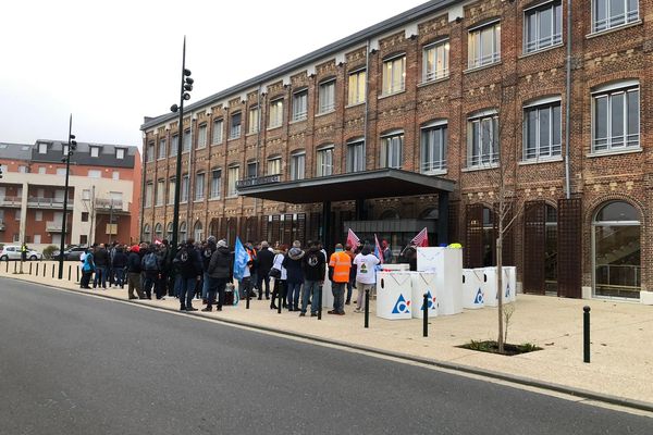 Les employés de Sidel mobilisés devant le tribunal de Lisieux. Ils ont été étaient assignés par leur direction après avoir demandé une expertise sur les risques psycho-sociaux.