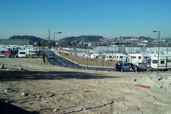 A Marseille, depuis dimanche, les gens du voyage occupent un parking en construction. 