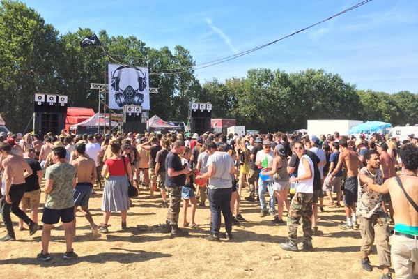 La rave party à Saint-Parize-le-Châtel a rassemblé plusieurs milliers de participants.