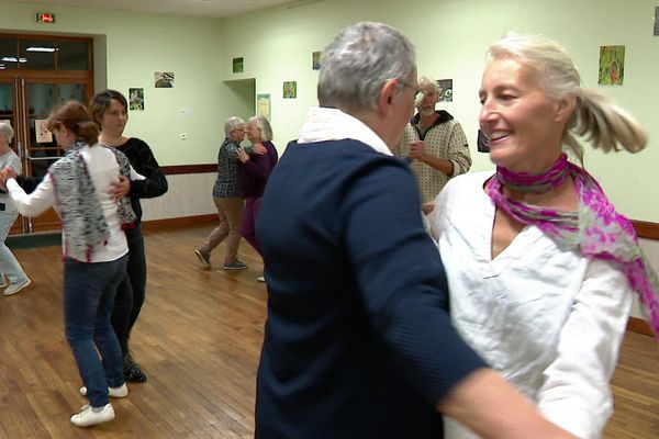 Atelier de danse sur de la musique traditionnelle du Poitou à Nalliers (Vienne)