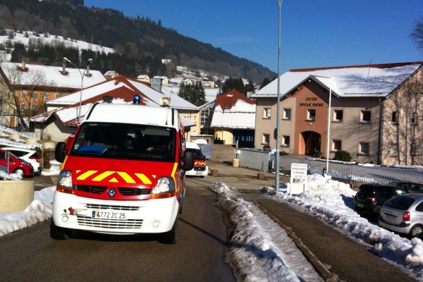 Les pompiers devant le lycée Edgar Faure de Morteau 