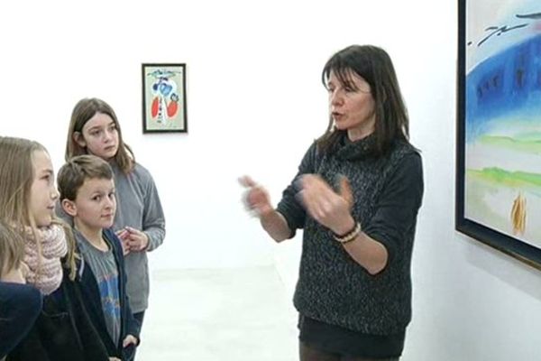 Des élèves de CM2 bénéficient d'une visite guidée par la médiatrice du FRAC de Dijon lors de l'exposition Jean Degottex "La question du tableau"