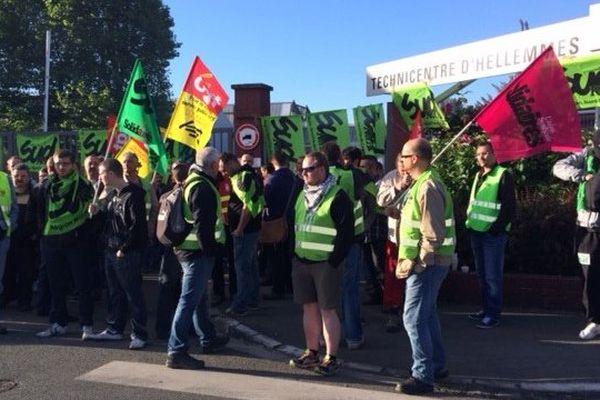 Les cheminots en grève rassemblés ce jeudi matin devant le Technicentre d'Hellemmes.