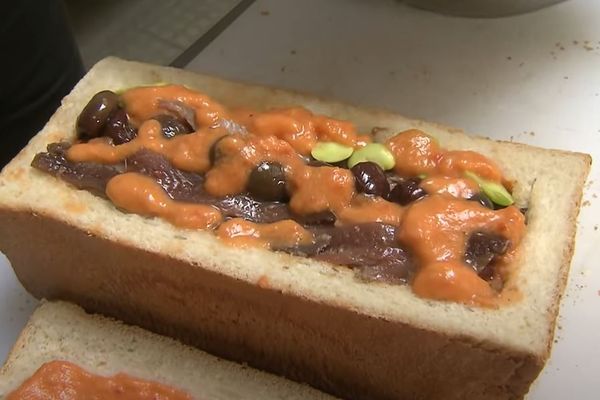 Le pan Bagnat en cours de préparation.