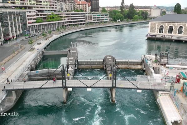 Depuis 1995, le barrage est installé sous la surface du lac.