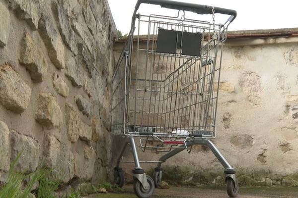 Les supermarchés devront désormais payer 30 euros par chariot.