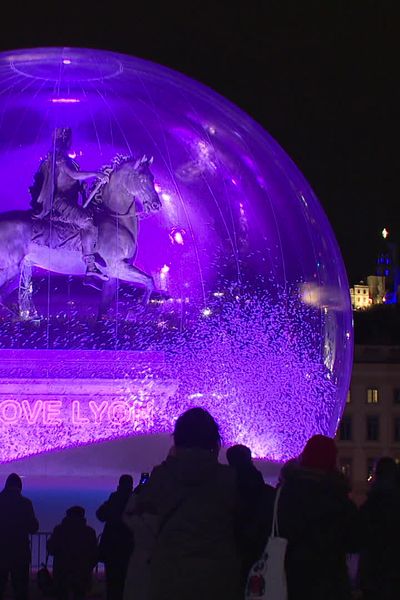 A la fête des Lumières 2024, l'installation sur la place Bellecour le 5 décembre 2024 : l'oeuvre de Jacques Rival, la statue de Louis XIV… dans une boule à neige.