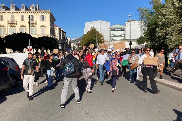 200 manifestants marchent dans les rues de Nice en soutien au peuple palestinien.