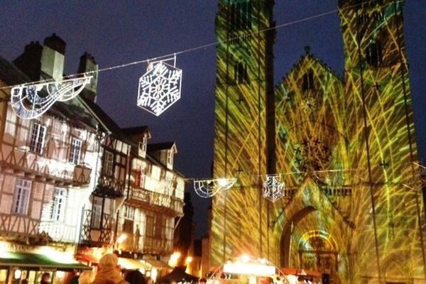 L'église de la place Saint-Vincent de Chalon-sur-Saône illuminée à l'occasion du festival Quartier de Lune d'Hiver 2014.