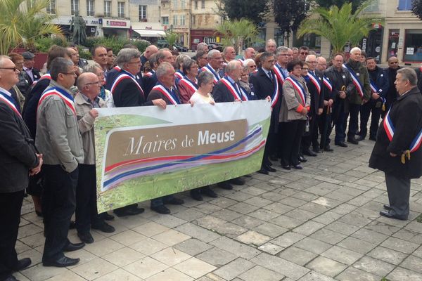 Maires meusiens rassemblés pour dénoncer la baisse des dotations de l'Etat, samedi 19 septembre 2015.