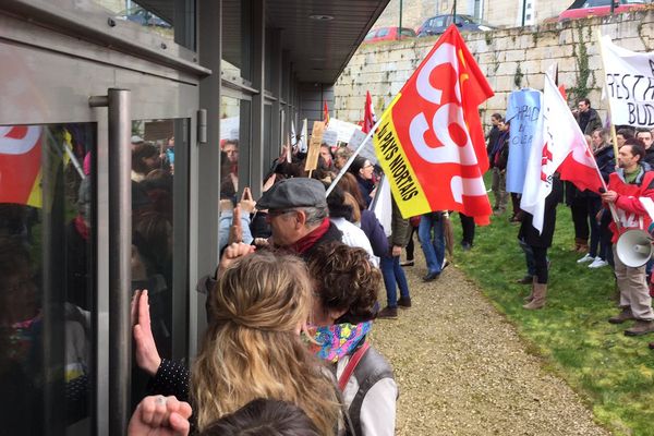 Les manifestants devant les locaux du Conseil départemental des Deux-Sèvres.