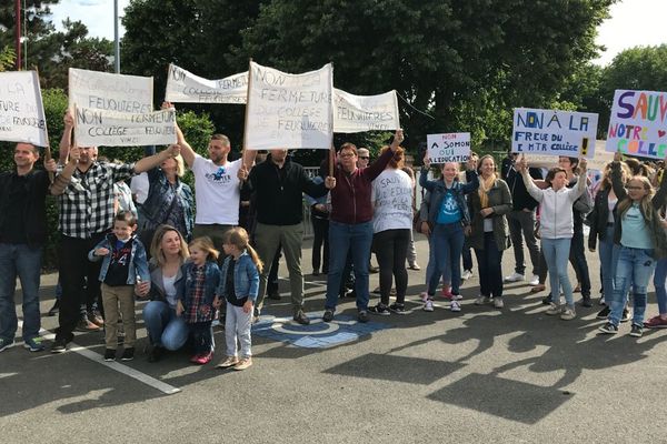 Les manifestants s'opposent à la fermeture du collège Gaston Vasseur, annoncée mercredi.