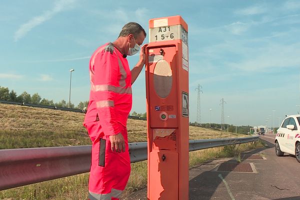 Les agents autoroutiers inspectent les installations en prévision d'un samedi "rouge". 