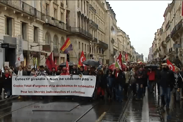 Ils étaient près d'un millier ce samedi à Bordeaux, à défiler contre le prolongement de l'état d'urgence et la déchéance de nationalité.