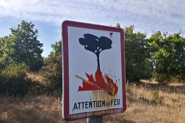 Le feu a pris en bordure de route et a été amplifié par des vents forts