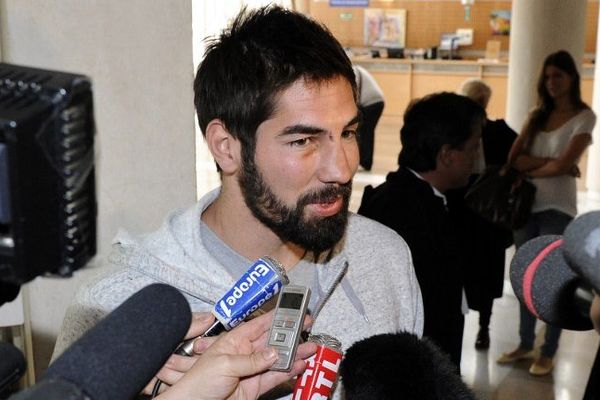 Montpellier - Nikola Karabatic, au tribunal de Montpellier, répond aux journalistes après avoir été entendu par les juges - 10 juin 2013.