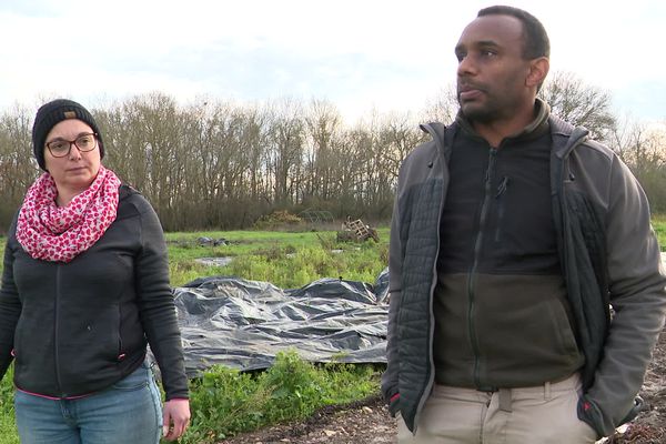 Marie et Hugues Charti ont subi plusieurs inondations dans leurs champs. Face aux aléas climatiques, ces agriculteurs ont dû adapter leurs cultures.