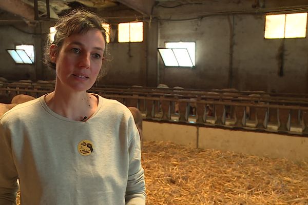 Léa Cabal-Zinck est éleveuse de brebis à Salelles dans le Sud-Aveyron, la baisse de son revenu met en péril sa ferme.