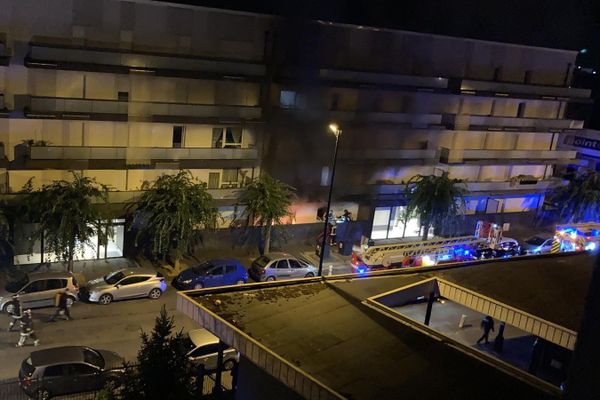 Parmi les moyens déployés par les pompiers, on trouvait une échelle pivotante automatique (EPA). 