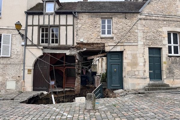 La façade de la maison en partie effondrée, à Senlis, dans l'Oise.