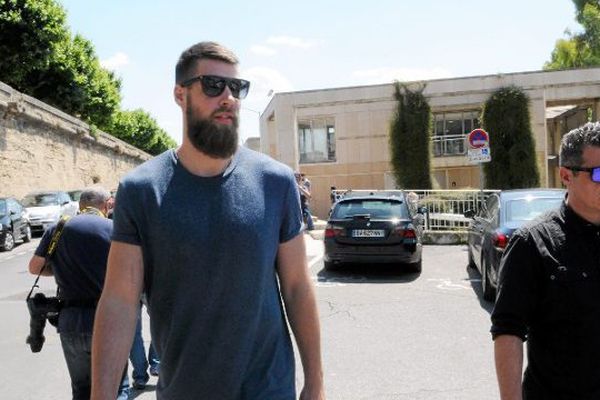 Arrivée de Luka Karabatic le premier jour du procès des paris suspects du MAHB à Montpellier le 15 juin 2015.