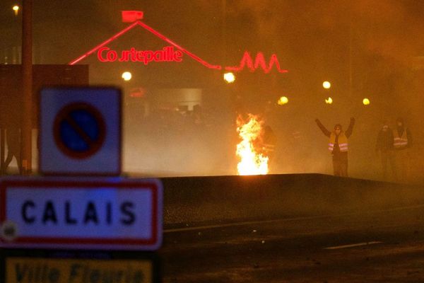 Une manifestation de Gilets jaunes au rond-point de Jardiland de Calais, samedi soir. Photo d'illustration.