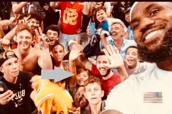 La star du basket US, James LeBron a emprunté le téléphone de Félicien, 12 ans, pour faire un selfie à l'issue du match contre Porto Rico à Lille