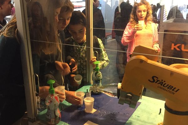 Au Robotic Day, les élèves du collège Saint-Exupéry ont apprécié le robot qui verse (renverse ?), les gobelets de limonade