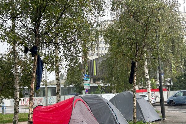 Les 25 tentes sont situées juste en face du centre administratif de Strasbourg.