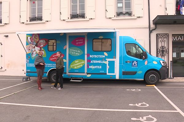 Le camion itinérant stationné devant la mairie de Crézancy, mercredi 13 novembre. Quatre consultations sont prévue ce matin-là.