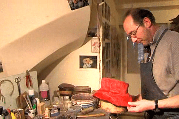 Frédéric Sécheux au travail dans son atelier à Honfleur