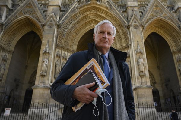 La nomination de Michel Barnier au poste de Premier ministre satisfait dans les rangs de LR, alors que la gauche se dit "consternée".