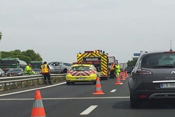 Trois véhicules sont impliqués dans cet accident survenu vendredi vers 14 h sur l'A9 : l'une des voitures s'est retrouvée perchée sur la glissière