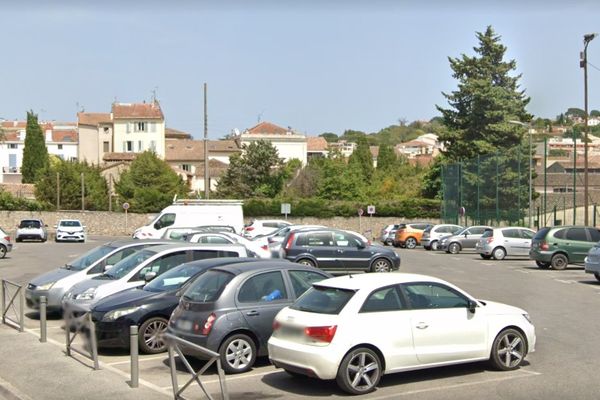 C'est sur ce parking que le drame s'est joué, en bordure d'un stade de football.